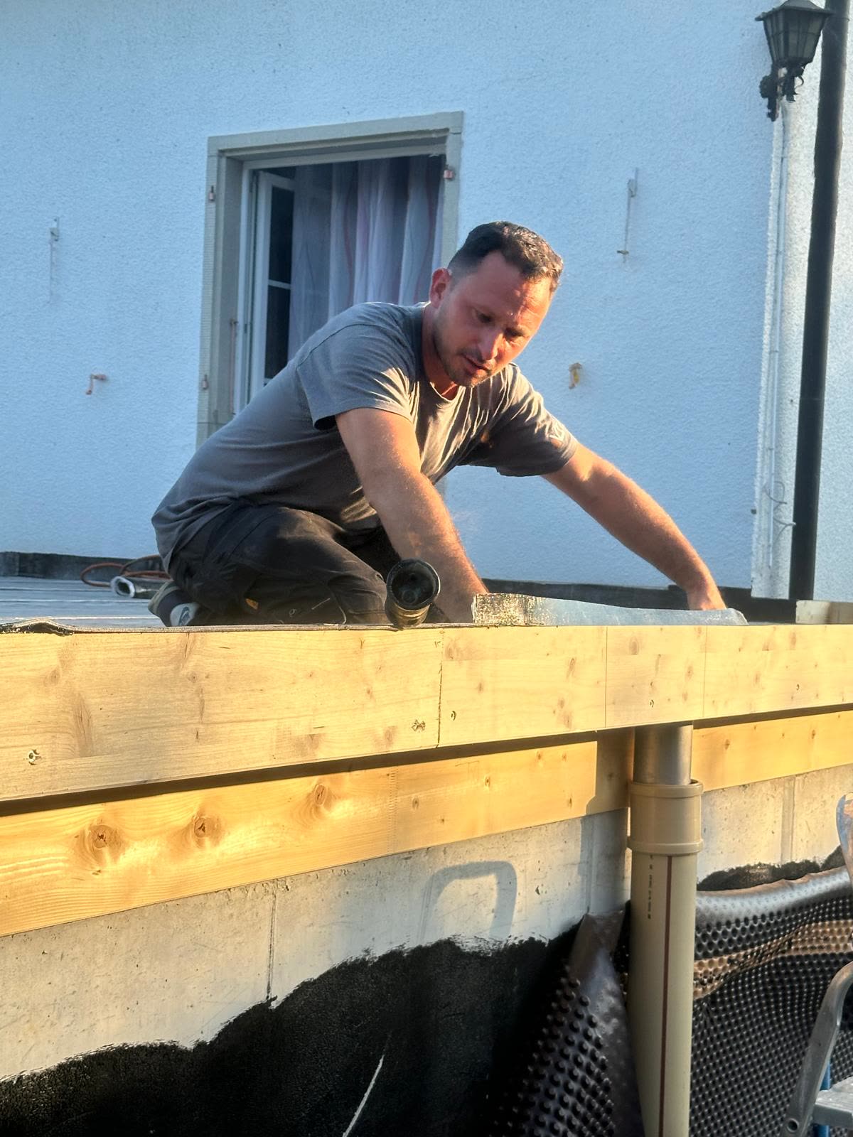 José Vigo au travail sur un chantier