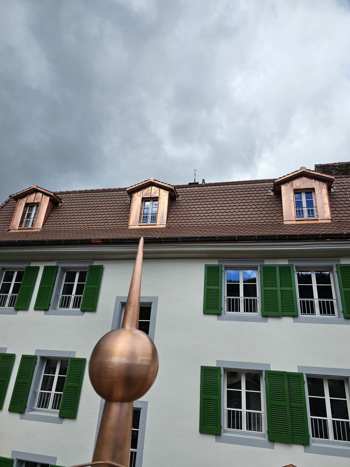 Épi de faîtage en cuivre sur bâtiment patrimonial